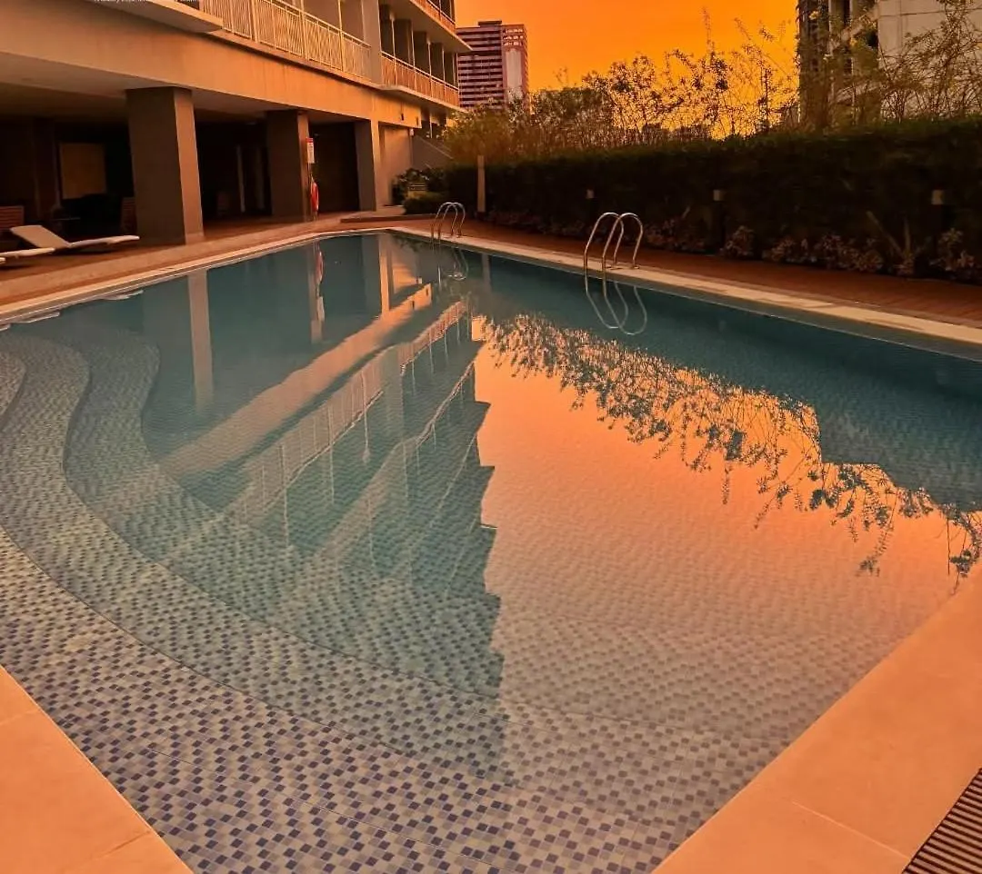 Apartment Stylish Condo With City View And Netflix - Pool Access Manila